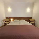 Amber 3*